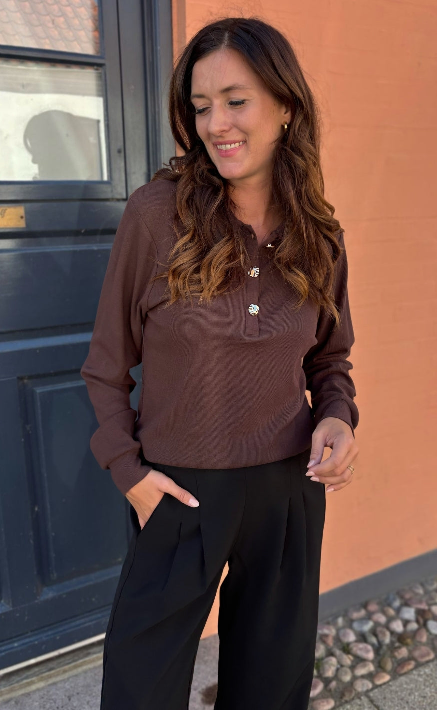 Say INA Copenhagen Bluse - Mira Polo - Dark Brown w. Gold Buttons