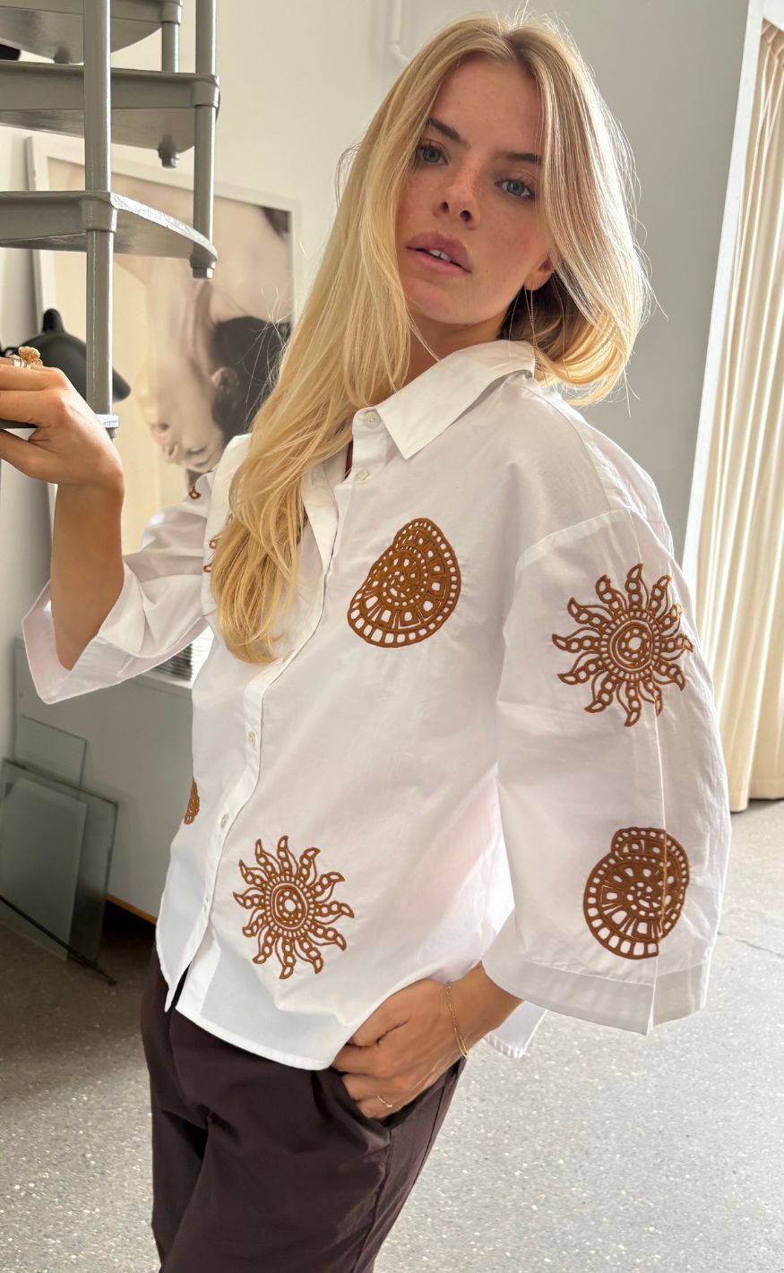 Continue Skjorte - Emilia - White w. Brown Emb