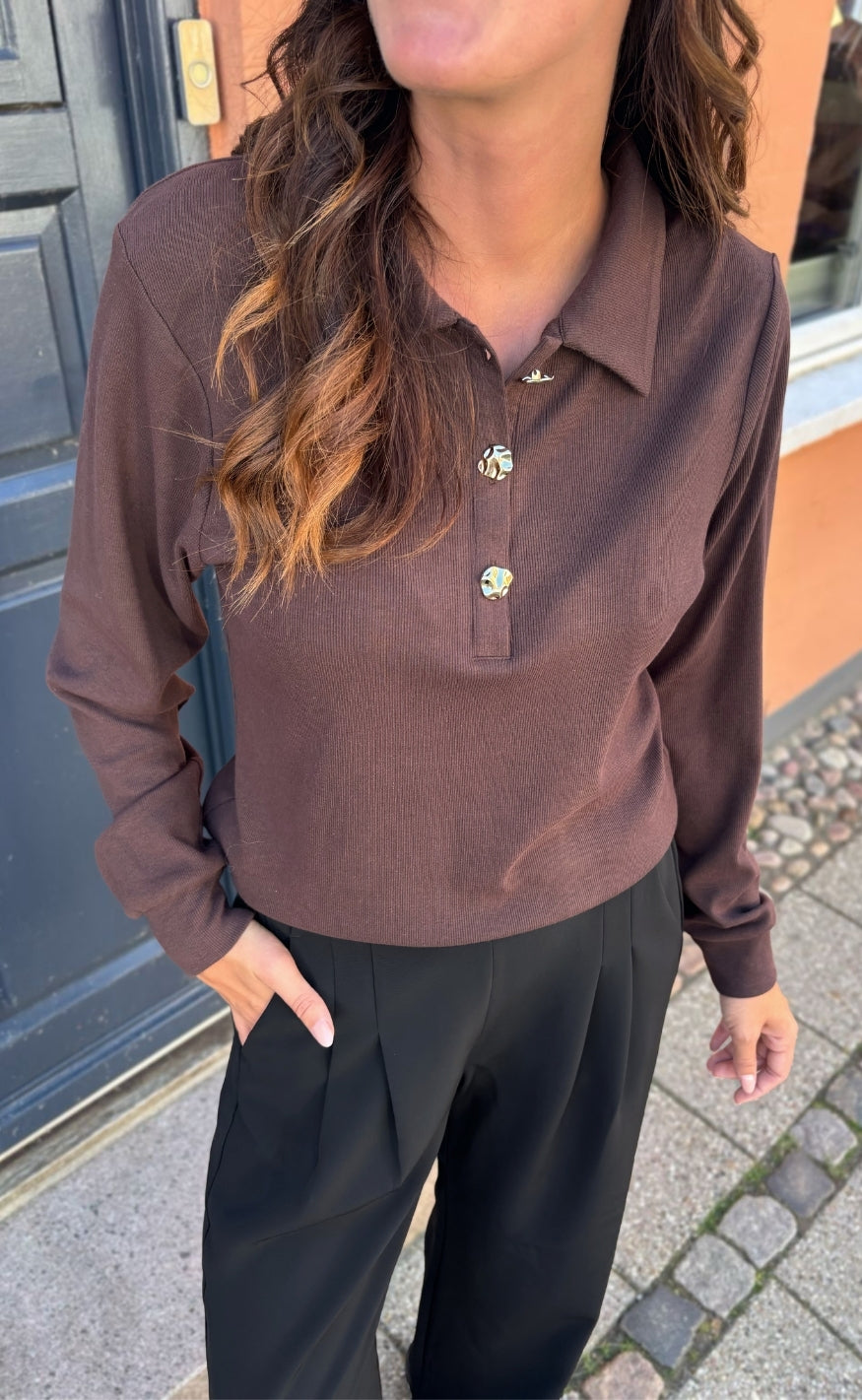 Say INA Copenhagen Bluse - Mira Polo - Dark Brown w. Gold Buttons