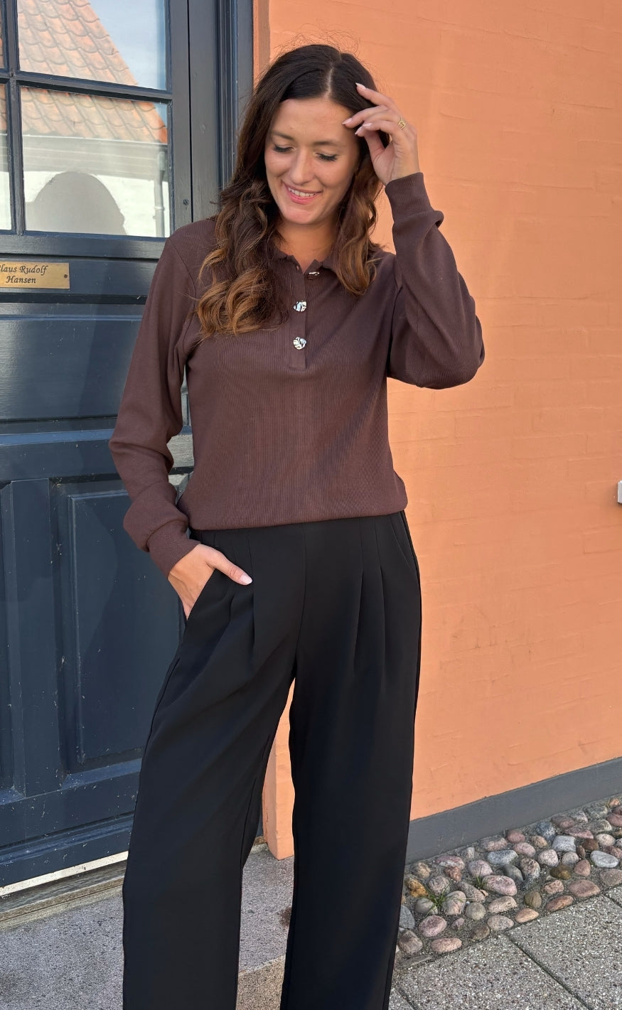 Say INA Copenhagen Bluse - Mira Polo - Dark Brown w. Gold Buttons