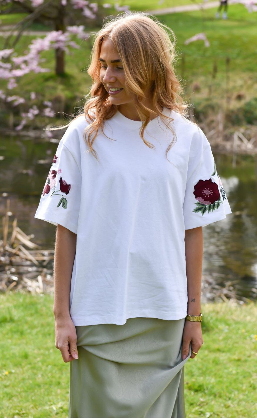 A-View T-Shirt - Best Double Flower - White