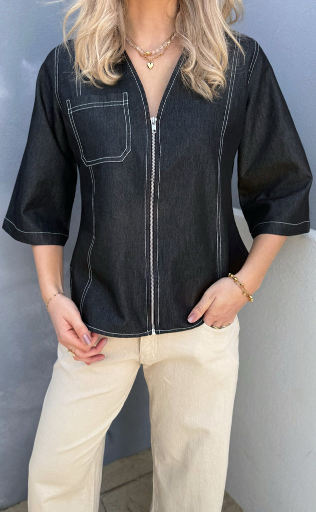 Say INA Copenhagen Bluse - Zenia Zipper - Black Denim