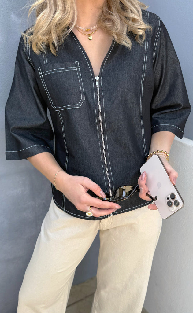 Say INA Copenhagen Bluse - Zenia Zipper - Black Denim