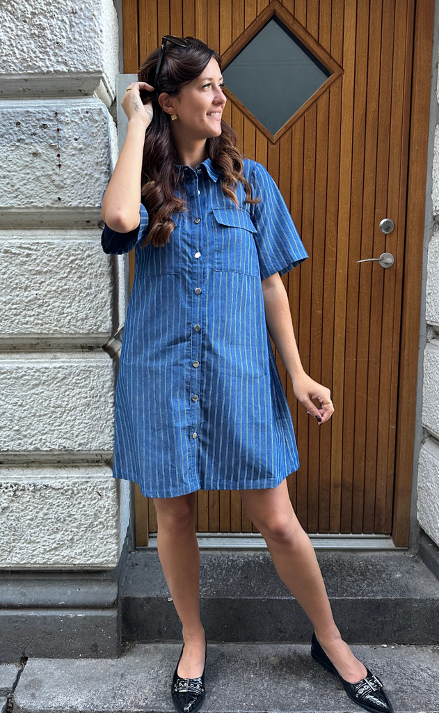 INA Copenhagen Kjole - Sif - Denim Blue Pinstripe