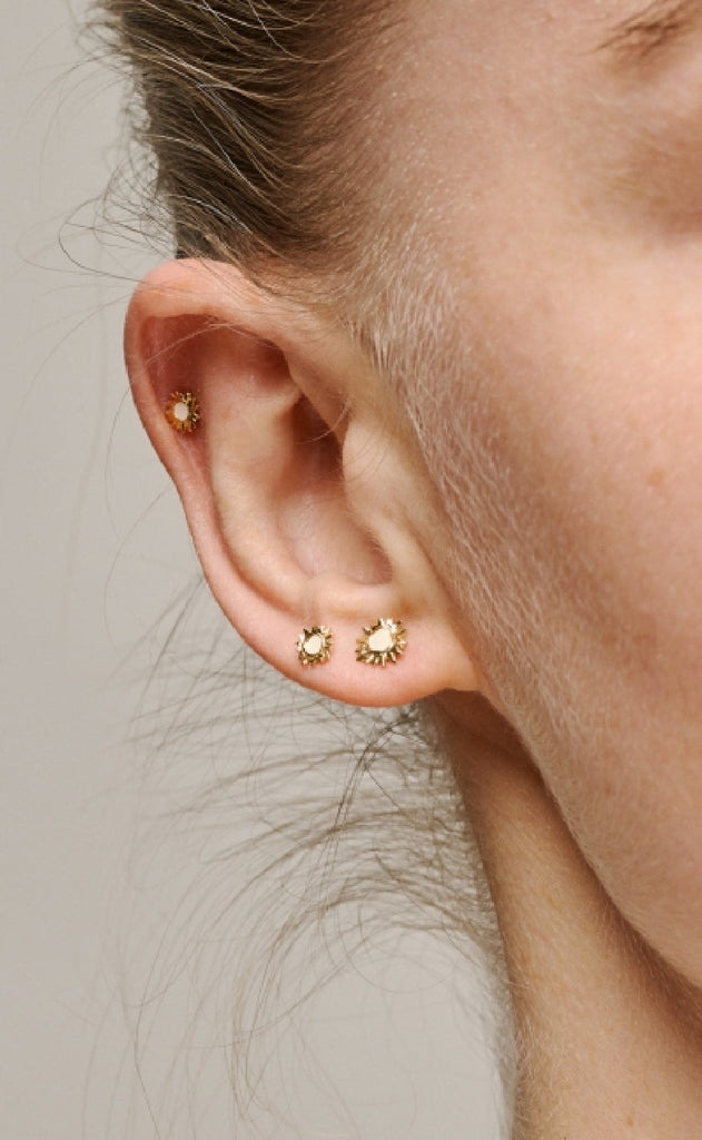 ENAMEL Copenhagen Øreringer - Studs Mini Sunshine - Daisy