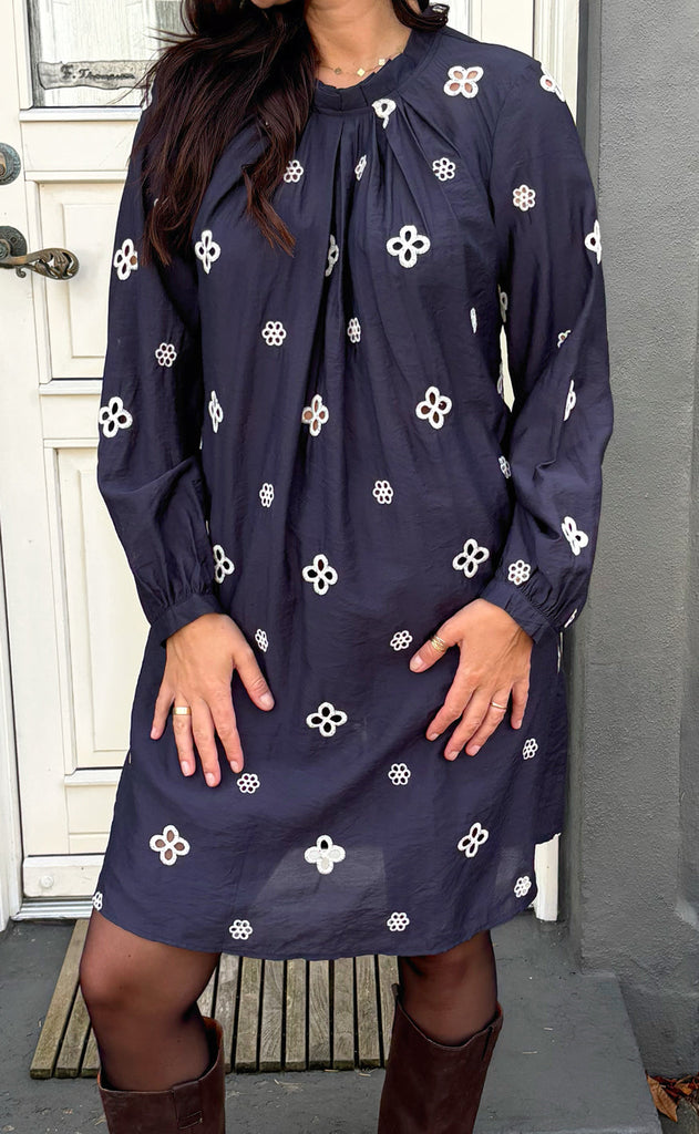 Say INA Copenhagen Kjole - Hazel - Navy Blue W. White Embroidery