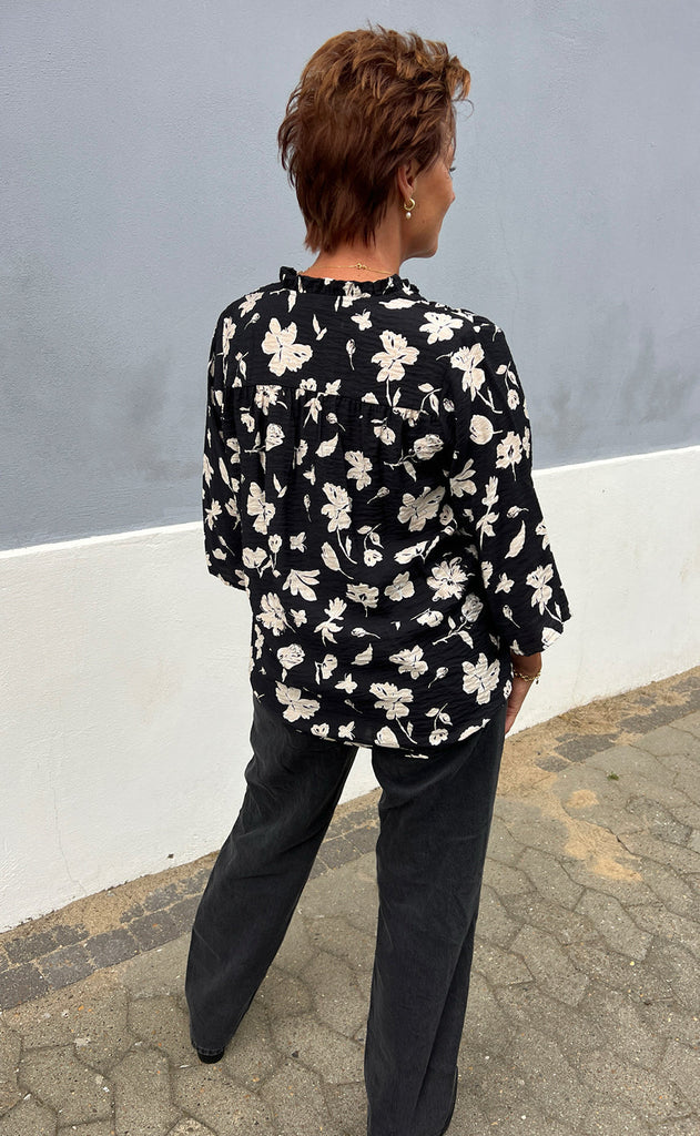 INA Copenhagen Bluse - Datia - Black W. Beige Flowers