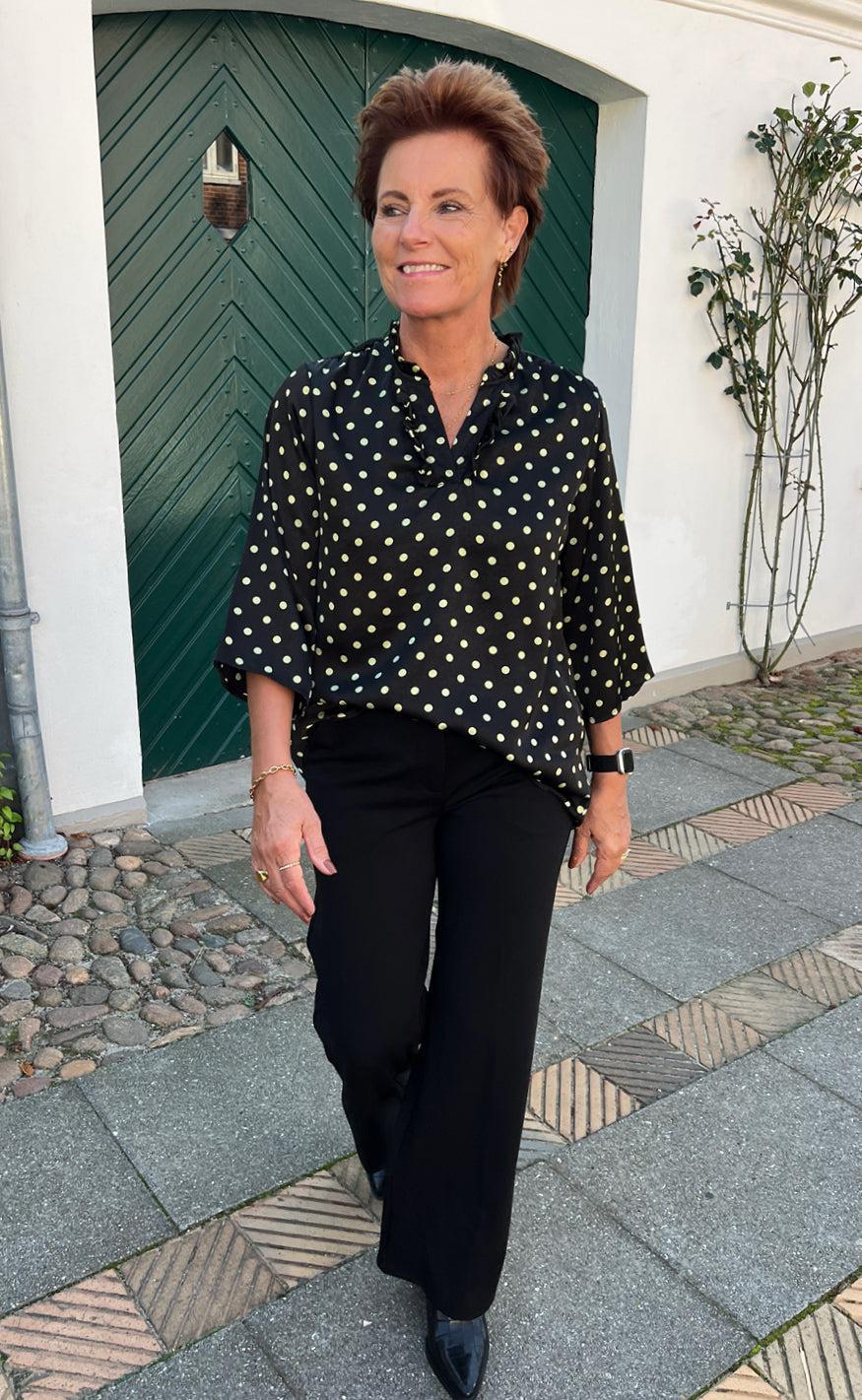 INA Copenhagen Bluse - Datia - Black W. Green Dots