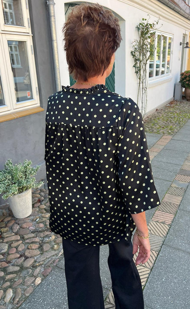 INA Copenhagen Bluse - Datia - Black W. Green Dots