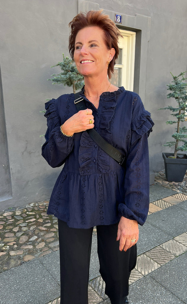 INA Copenhagen Bluse - Frida - Navy Blue Broderie Anglaise