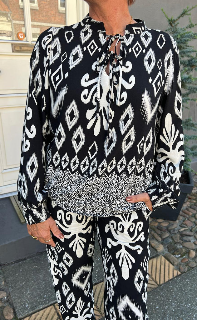 INA Copenhagen Bluse - Tora - Black/White Paisley