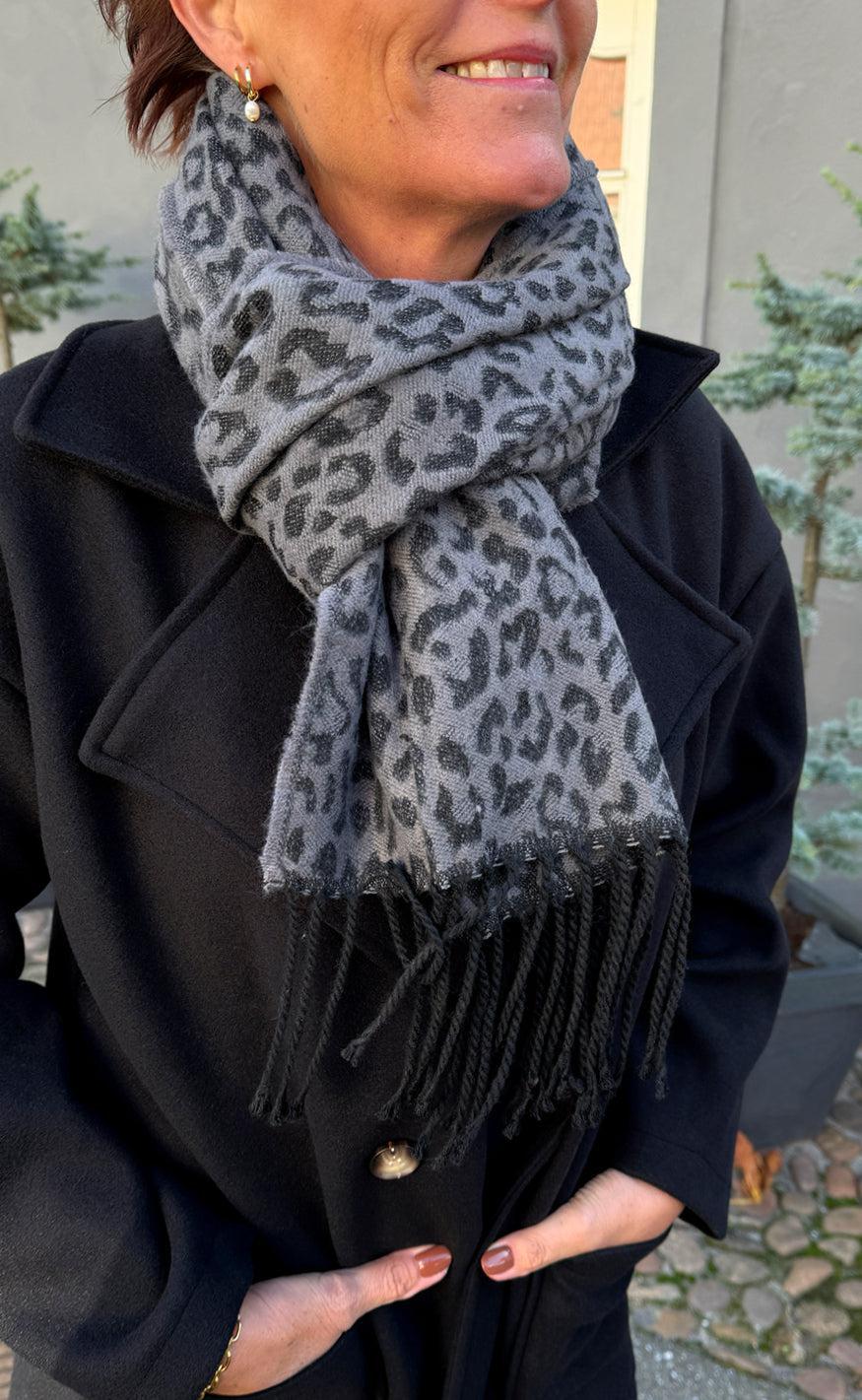 INA Copenhagen HalsSkjerf - Ariana - Grey Leopard