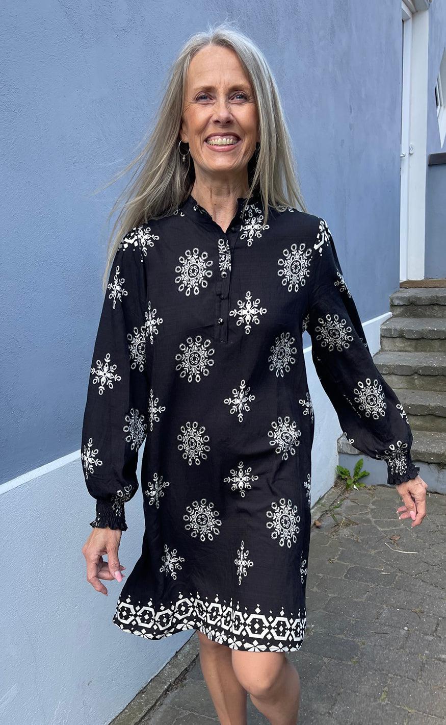 INA Copenhagen Kjole - Augusta - Black W. White