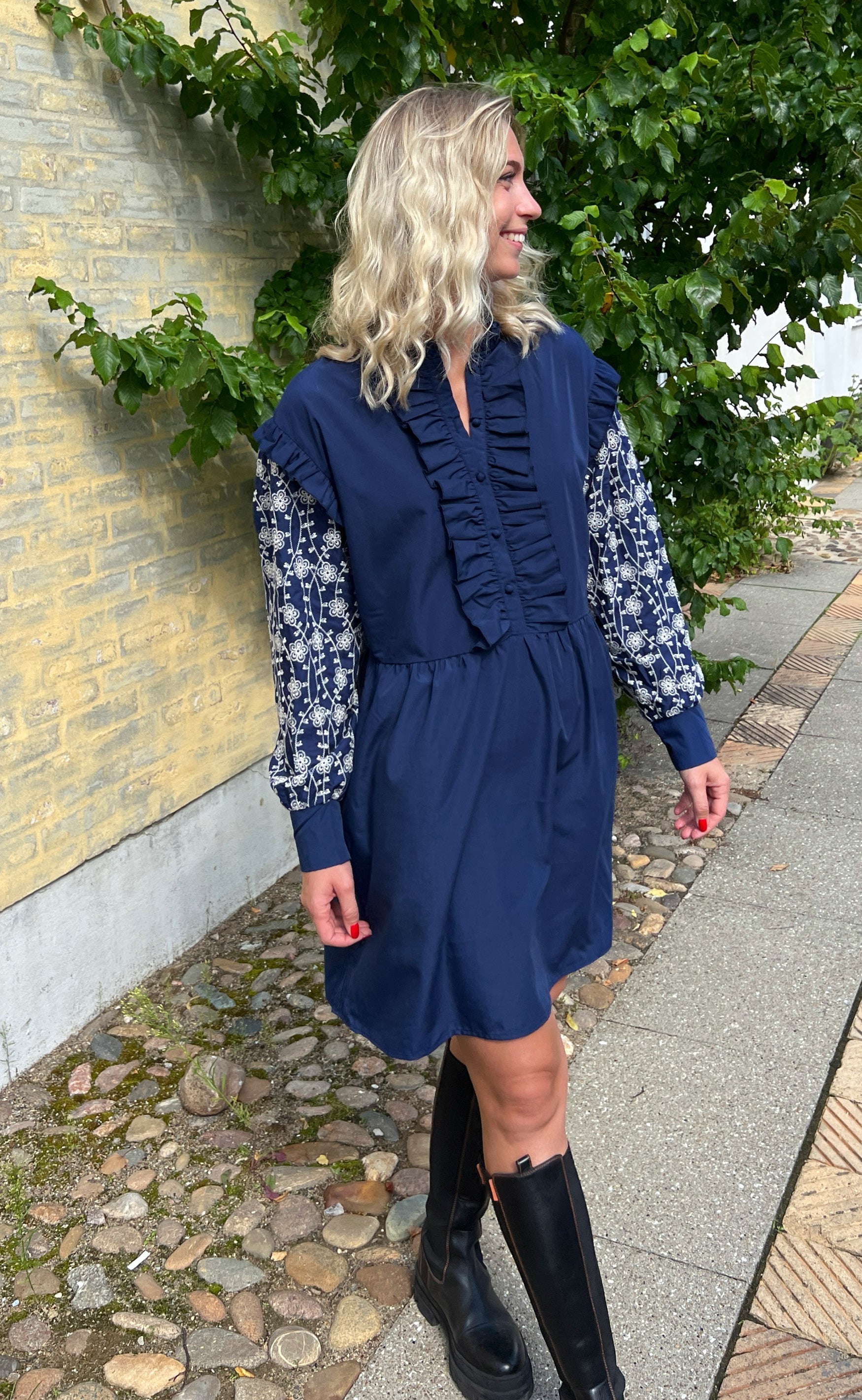 INA Copenhagen Kjole - Emily Broderi - Navy Blue / White