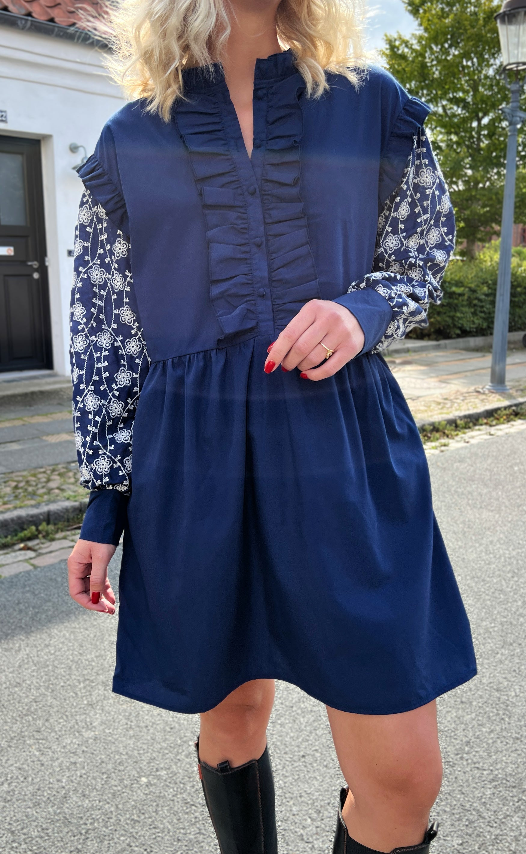 INA Copenhagen Kjole - Emily Broderi - Navy Blue / White