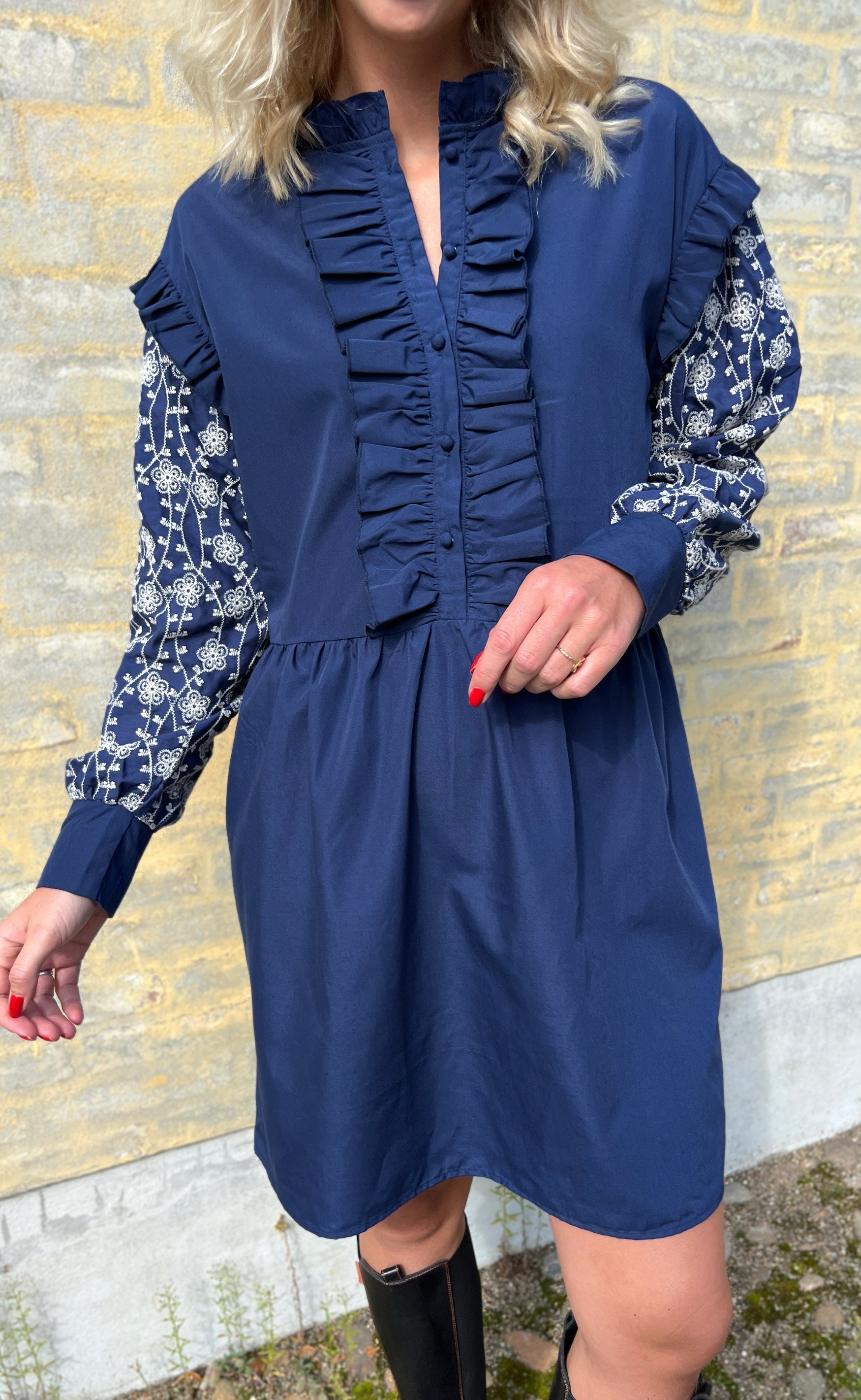 INA Copenhagen Kjole - Emily Broderi - Navy Blue / White