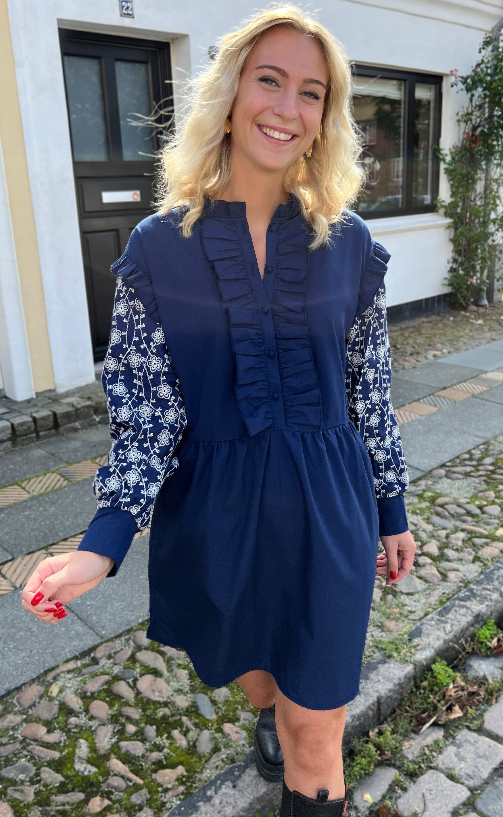 INA Copenhagen Kjole - Emily Broderi - Navy Blue / White