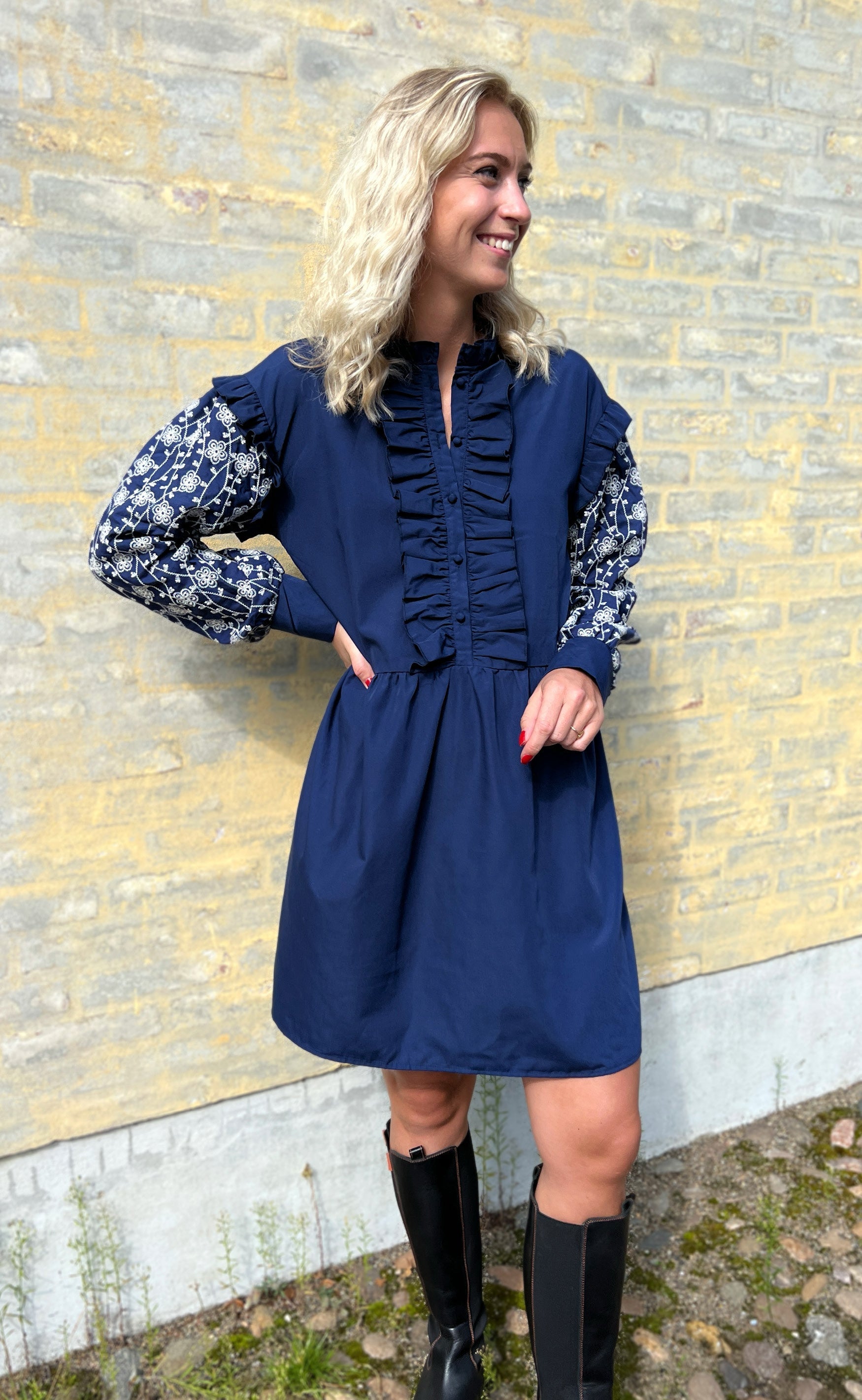 INA Copenhagen Kjole - Emily Broderi - Navy Blue / White