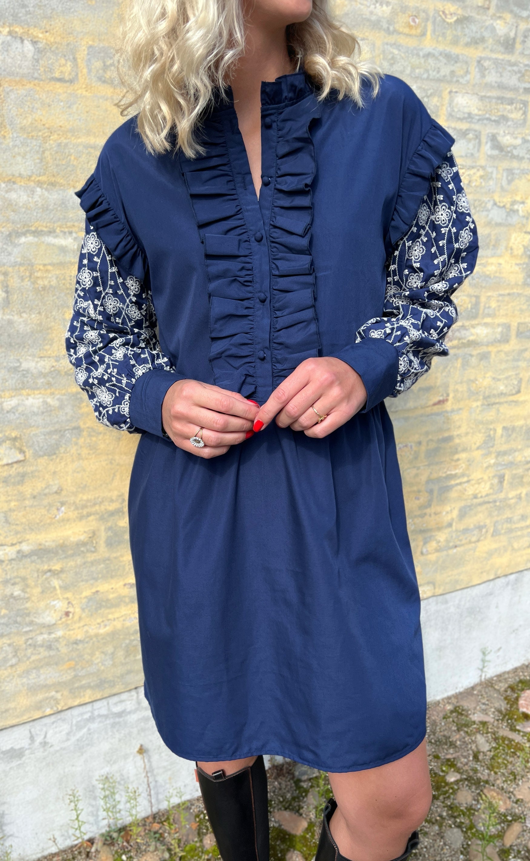 INA Copenhagen Kjole - Emily Broderi - Navy Blue / White