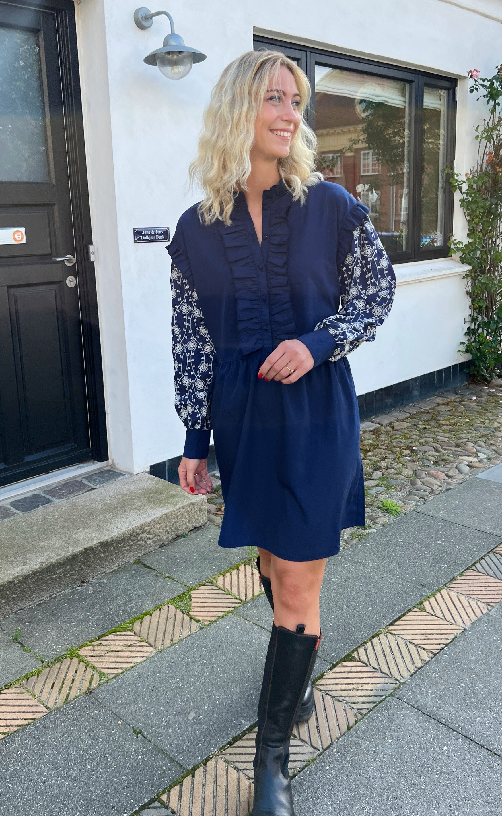 INA Copenhagen Kjole - Emily Broderi - Navy Blue / White