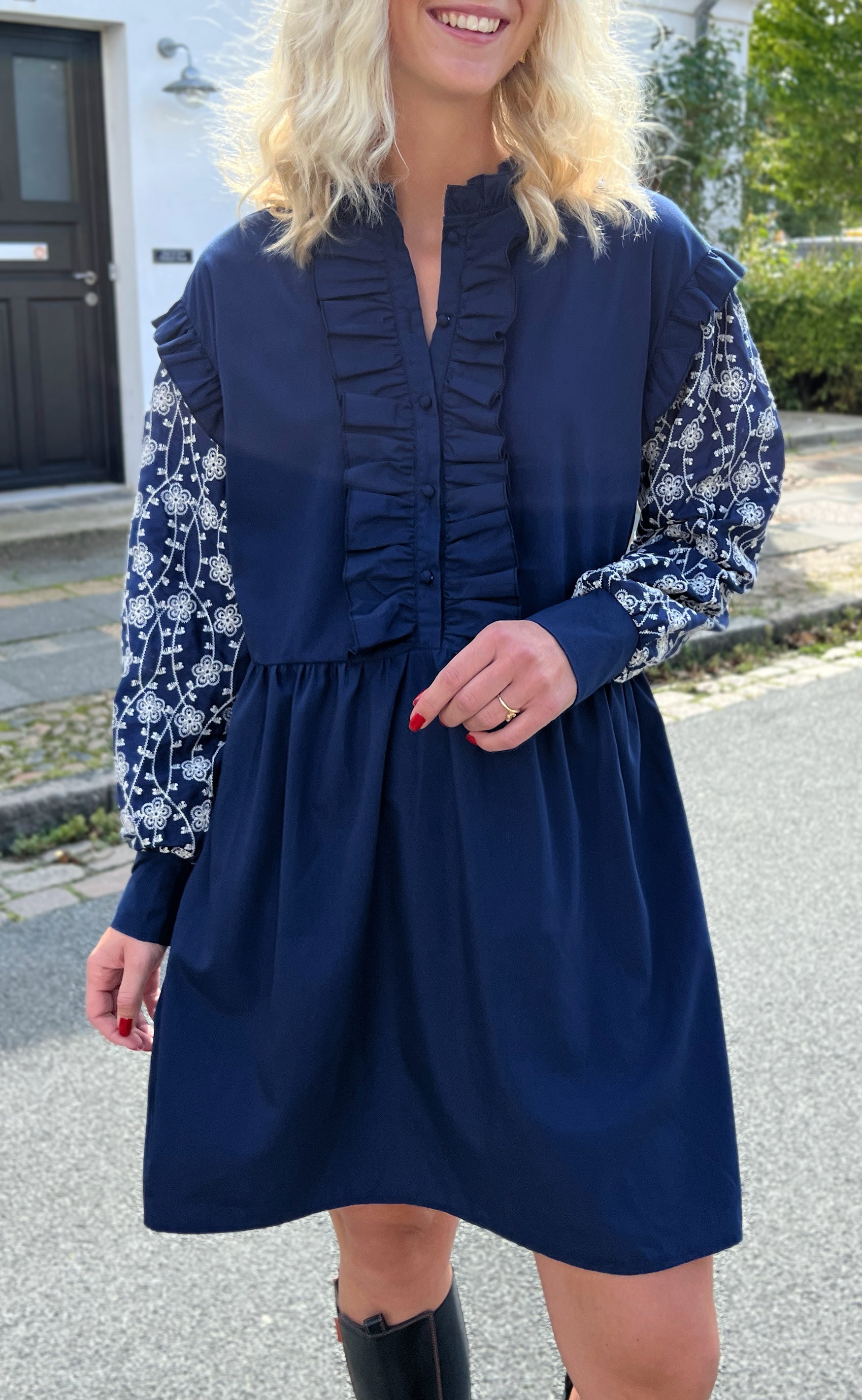 INA Copenhagen Kjole - Emily Broderi - Navy Blue / White