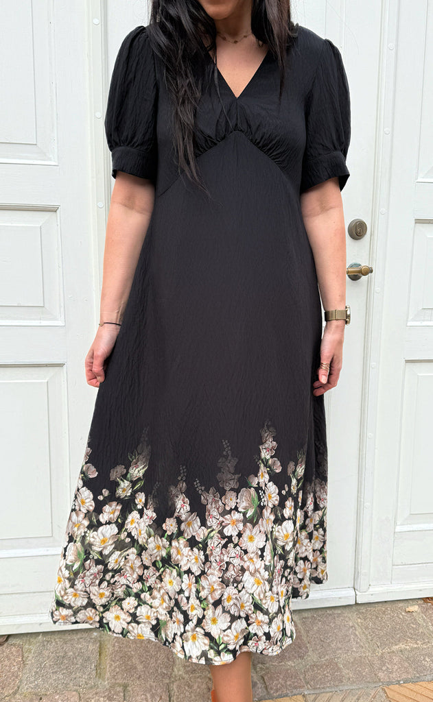 INA Copenhagen Kjole - Mirabelle - Black W. Flowers