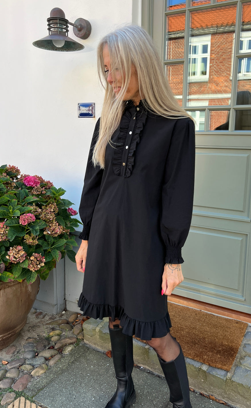 INA Copenhagen Kjole - Pia - Black W. Gold Buttons