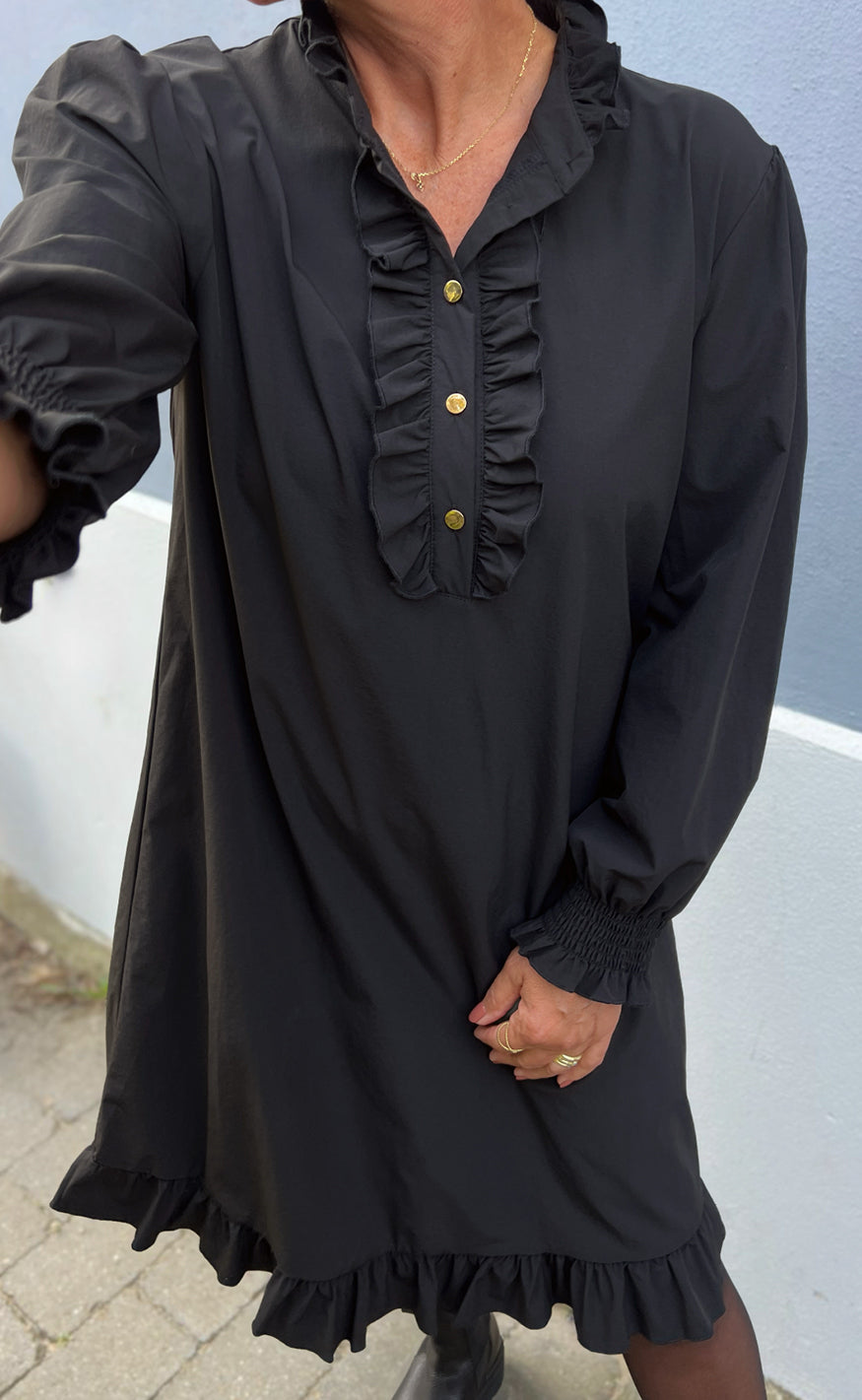 INA Copenhagen Kjole - Pia - Black W. Gold Buttons