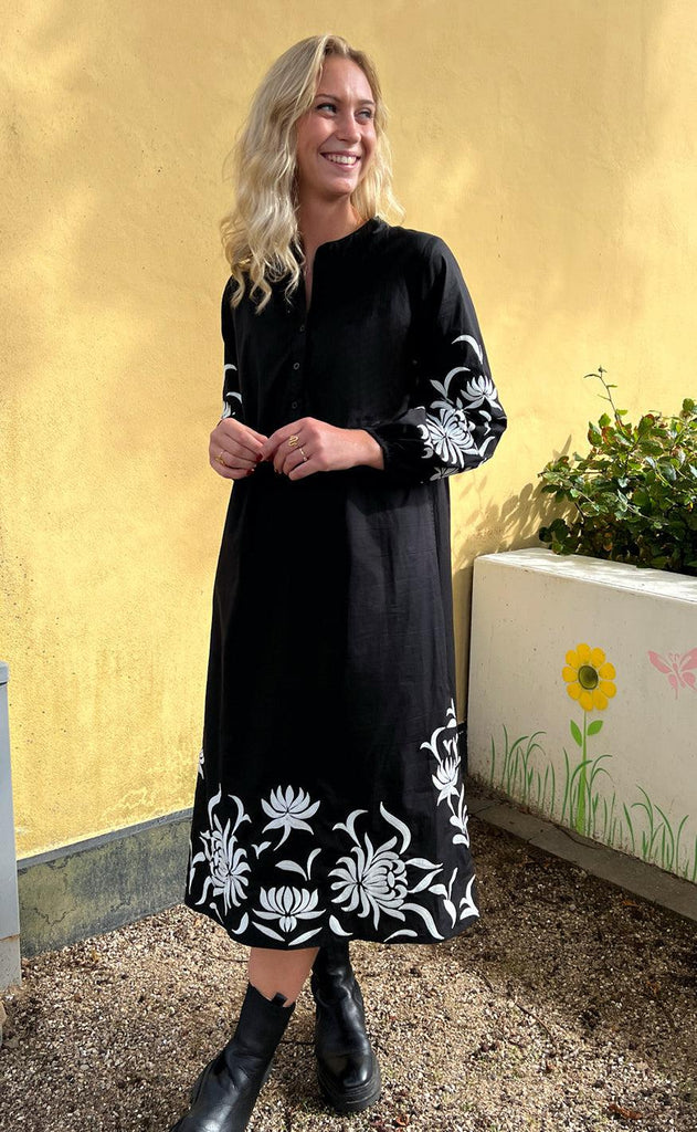 INA Copenhagen Kjole - Tilde Long - Black W. Emroidery