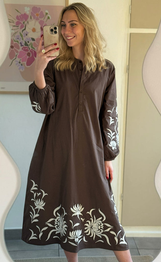 INA Copenhagen Kjole - Tilde Long - Chocolate Brown W. Embroidery