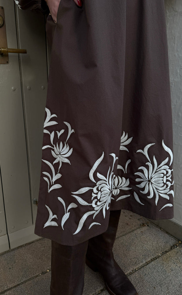 INA Copenhagen Kjole - Tilde Long - Chocolate Brown W. Embroidery