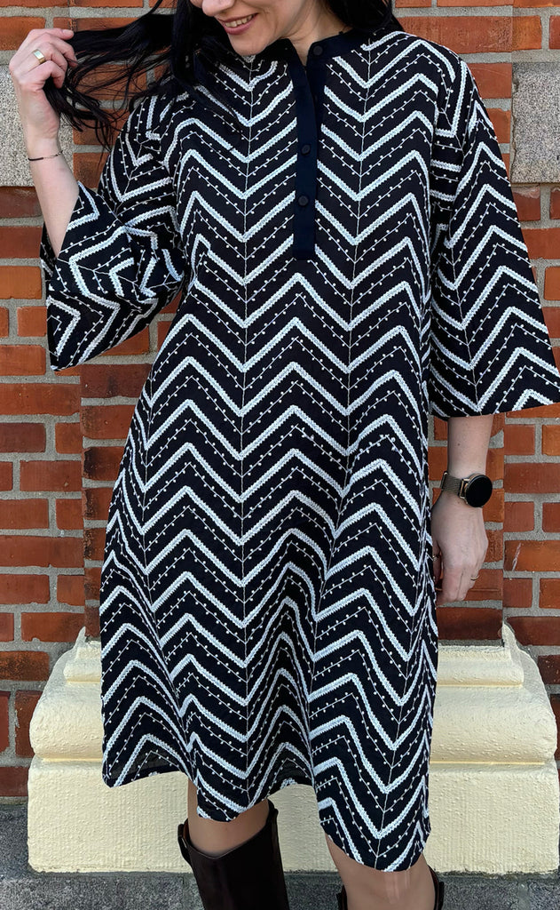 INA Copenhagen Kjole - Zara Zig Zag - Black W. White