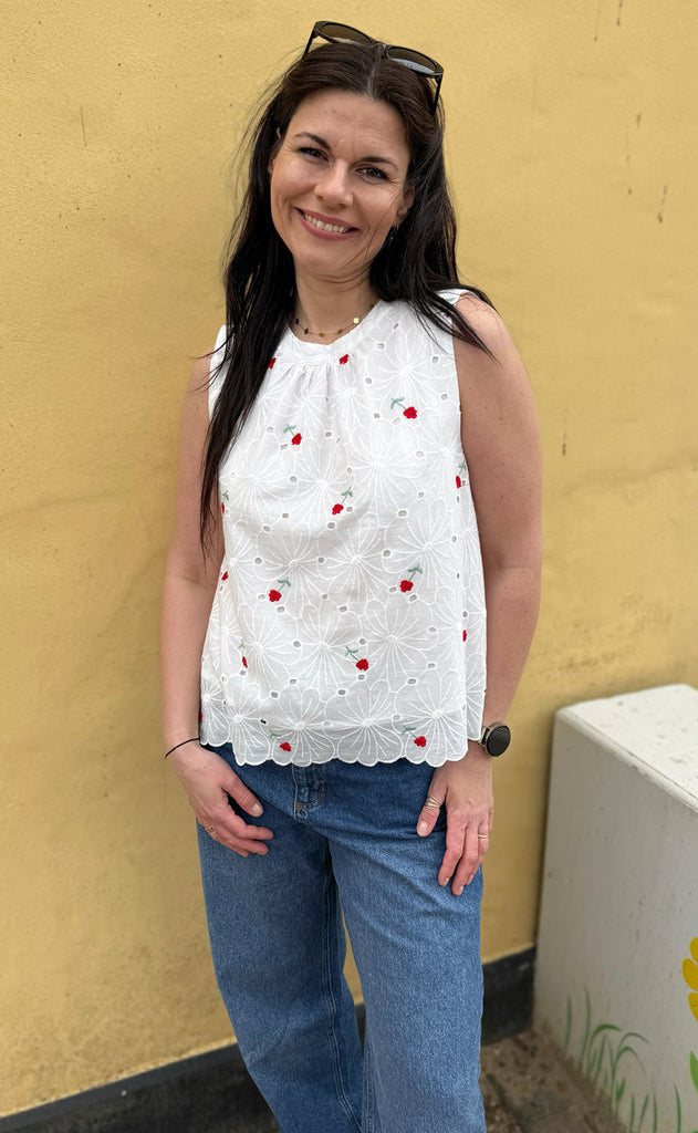 INA Copenhagen Topp - Silja - White Lace W. Embroidery Flowers