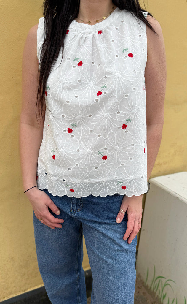 INA Copenhagen Topp - Silja - White Lace W. Embroidery Flowers