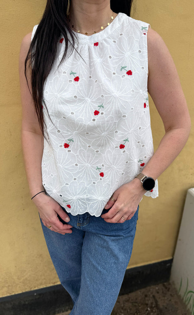 INA Copenhagen Topp - Silja - White Lace W. Embroidery Flowers