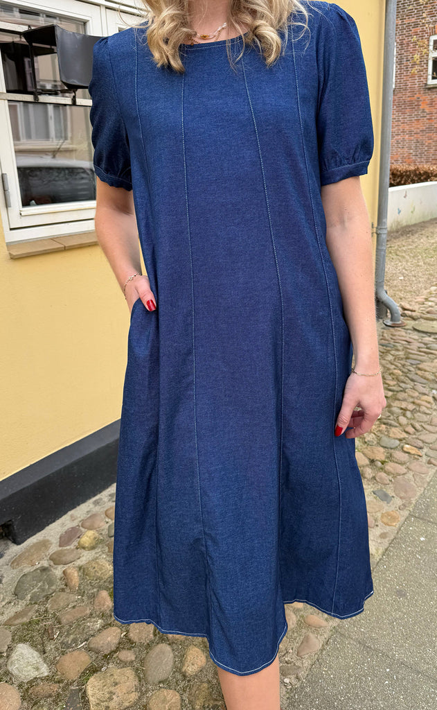 INA Copenhagen Kjole - Daniella Denim - Denim Blue W. White Stitches
