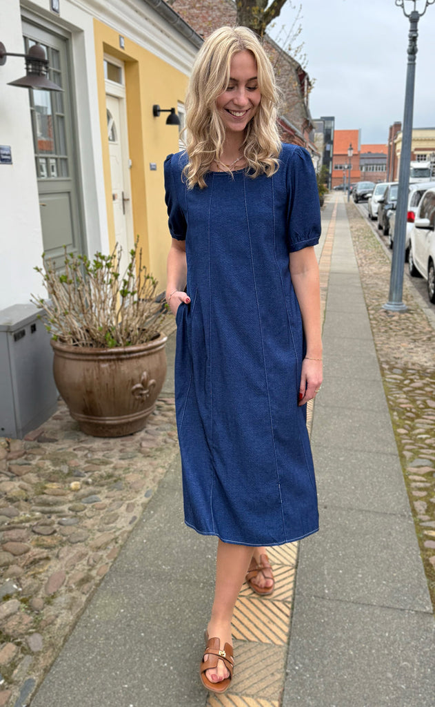 INA Copenhagen Kjole - Daniella Denim - Denim Blue W. White Stitches
