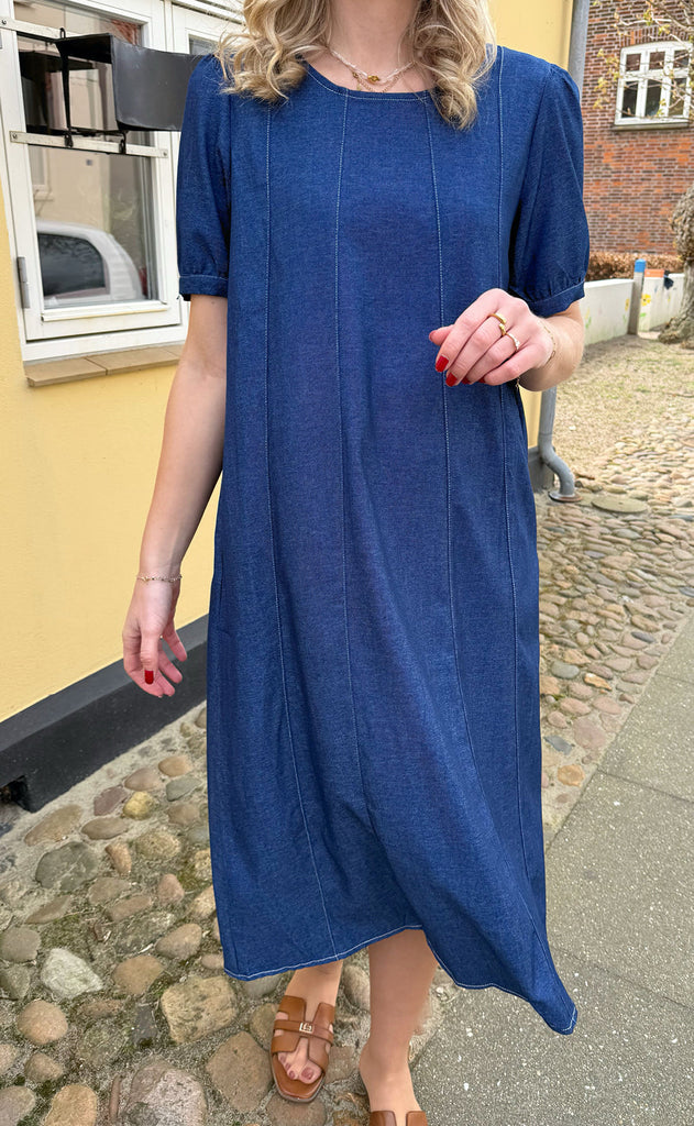 INA Copenhagen Kjole - Daniella Denim - Denim Blue W. White Stitches