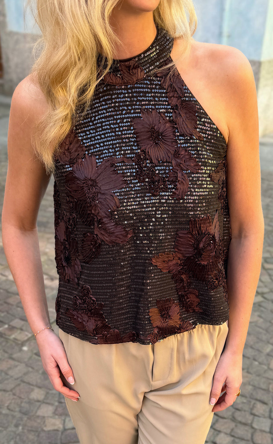 Say INA Copenhagen Topp - Ava - Dark Brown Sequin W. Flowers