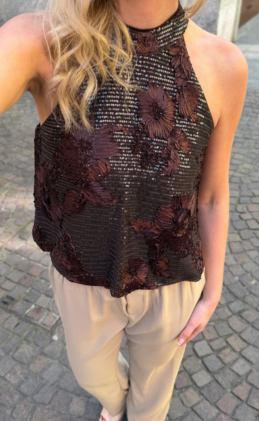 Say INA Copenhagen Topp - Ava - Dark Brown Sequin W. Flowers