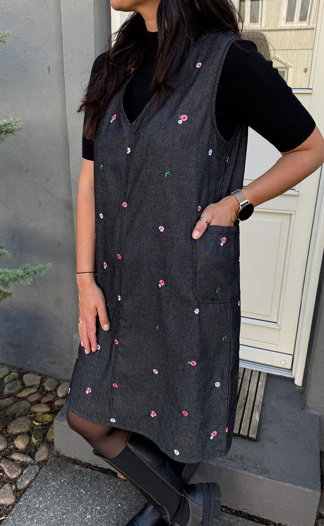 Say INA Copenhagen Kjole - Ania Spencer - Black Denim W. Flowers