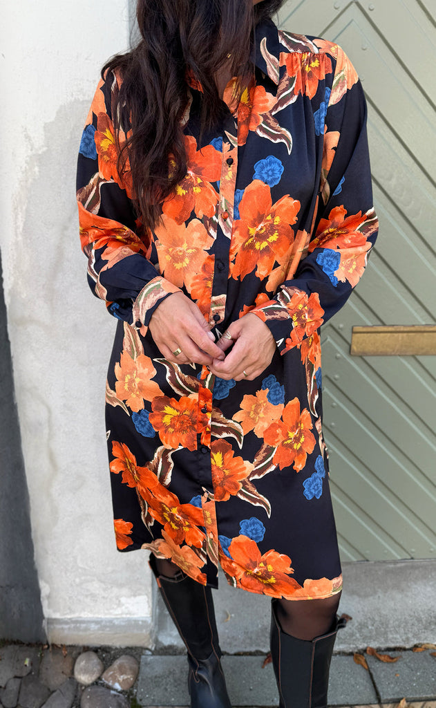 Say INA Copenhagen Kjole - Tanja - Black W. Flowers