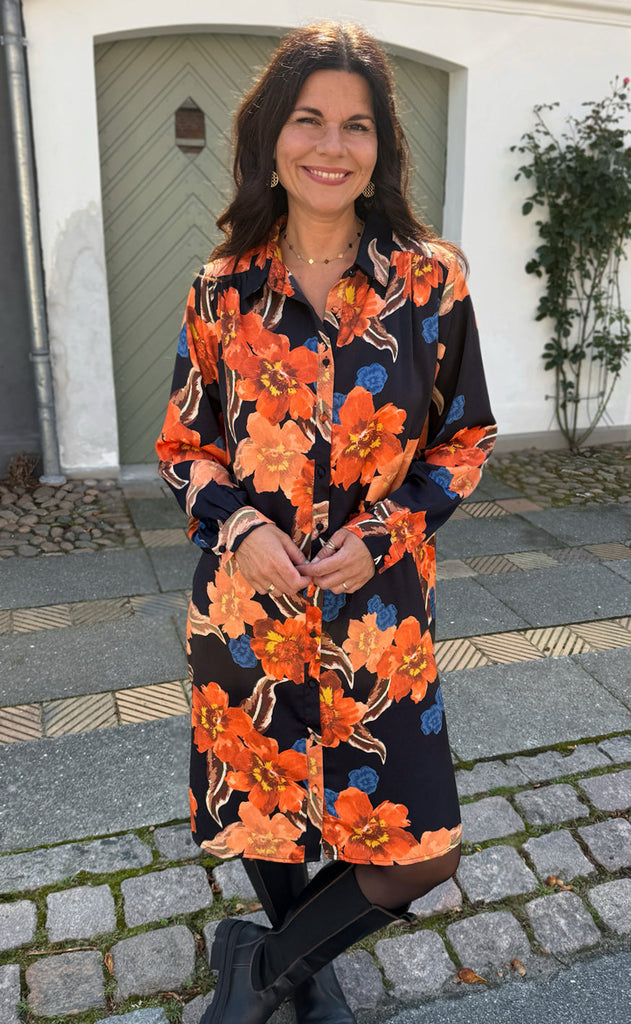 Say INA Copenhagen Kjole - Tanja - Black W. Flowers