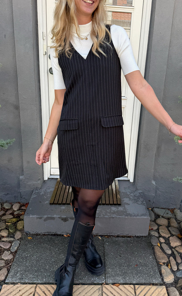 Say INA Copenhagen Kjole - Jessi Spencer - Black Pinstripe