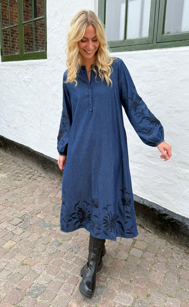 Say INA Copenhagen Kjole - Tilde Long - Denim Blue W. Embroidery