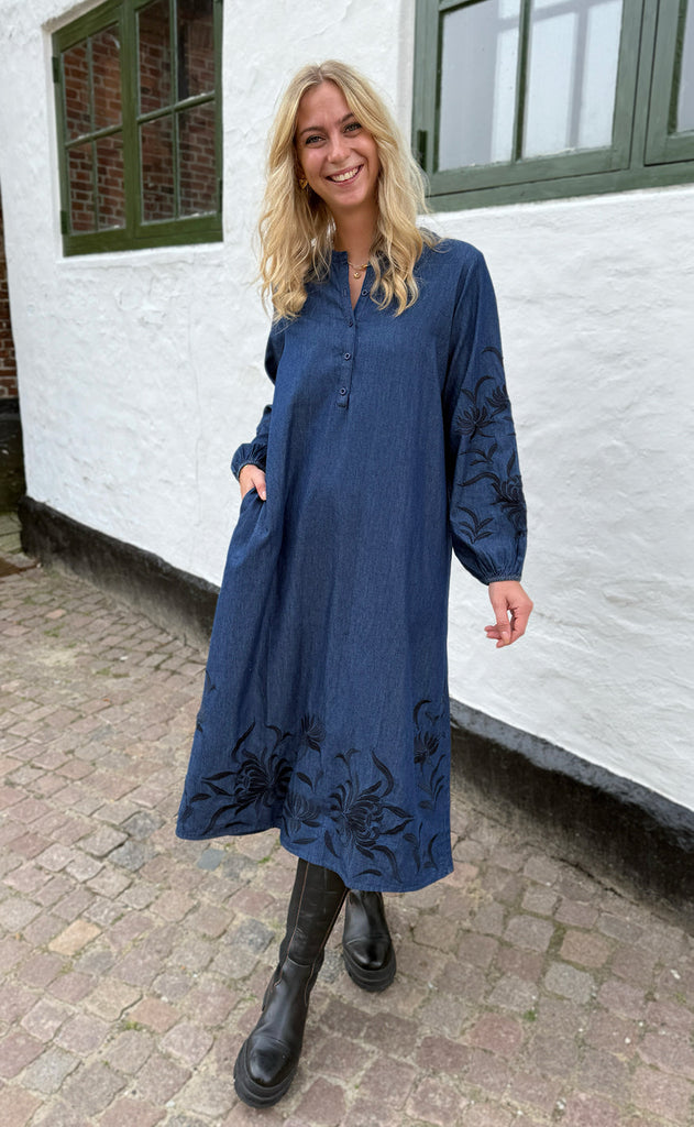 Say INA Copenhagen Kjole - Tilde Long - Denim Blue W. Embroidery