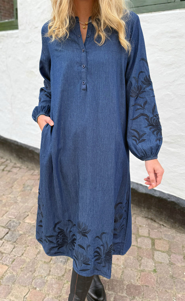 Say INA Copenhagen Kjole - Tilde Long - Denim Blue W. Embroidery
