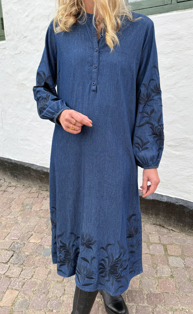 Say INA Copenhagen Kjole - Tilde Long - Denim Blue W. Embroidery