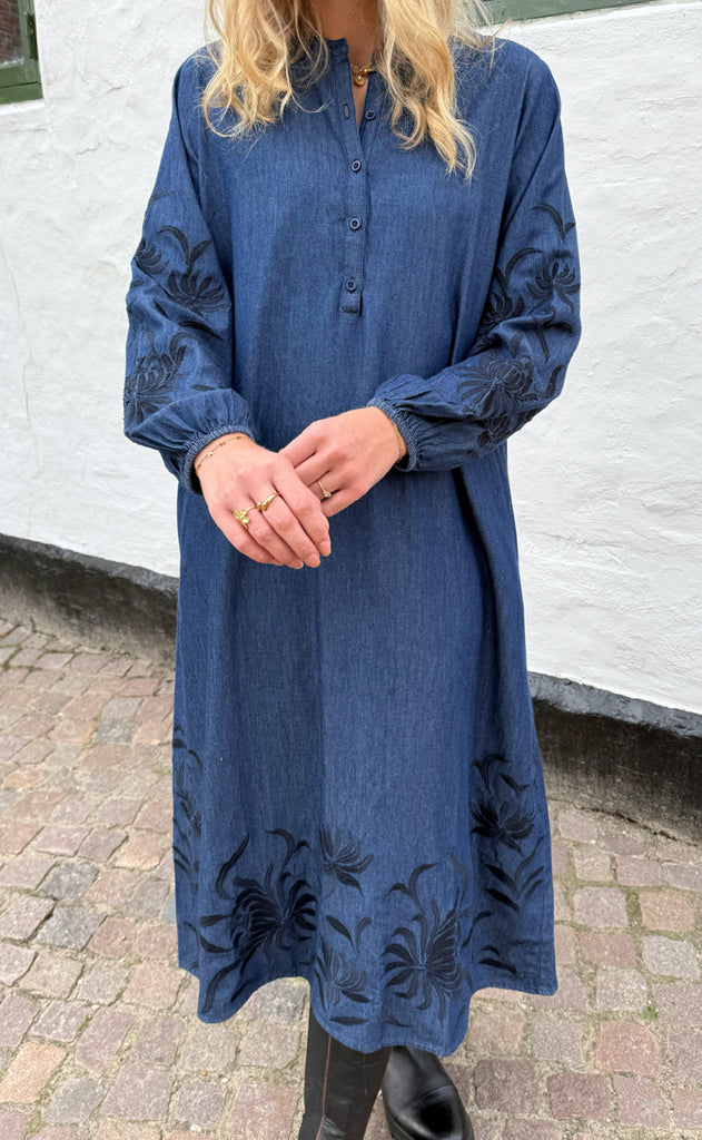 Say INA Copenhagen Kjole - Tilde Long - Denim Blue W. Embroidery