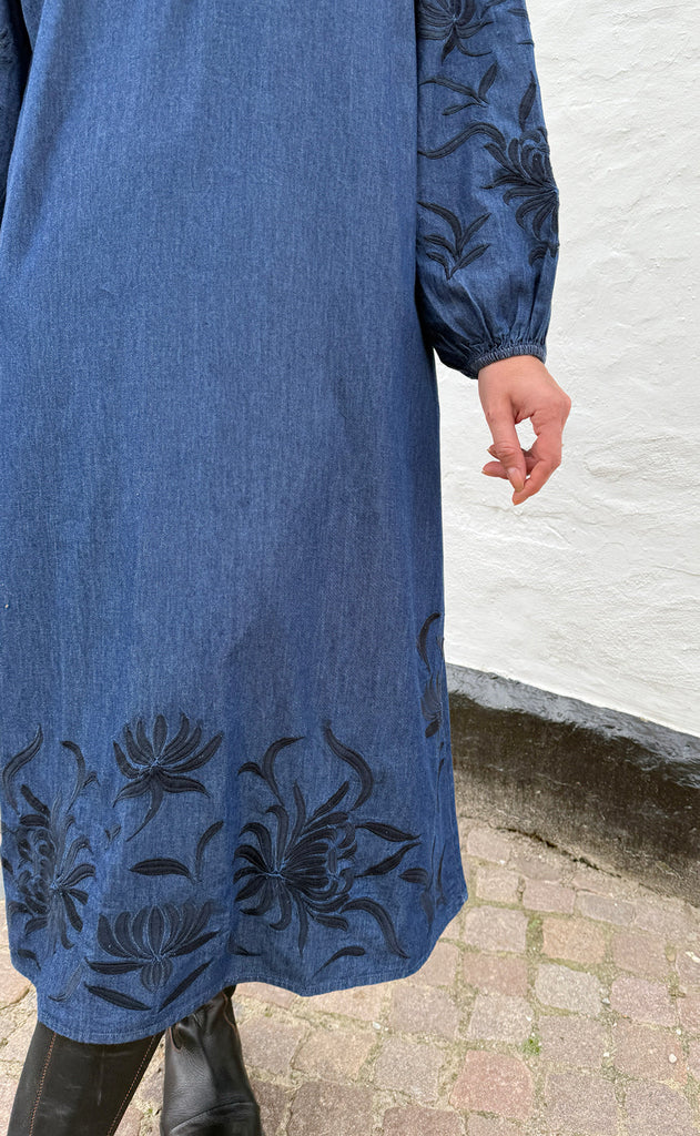 Say INA Copenhagen Kjole - Tilde Long - Denim Blue W. Embroidery